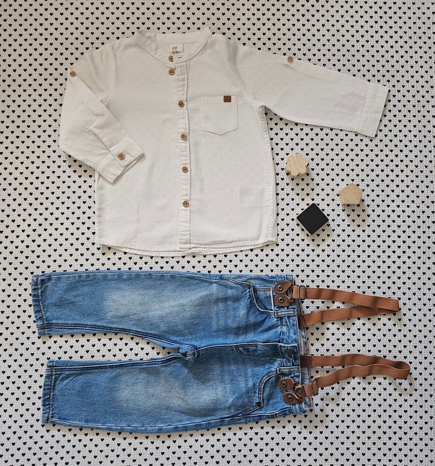 Minis Junge | Set: Hemd von H&M und Jeanshose mit Hosenträgern von Zara, Gr. 86