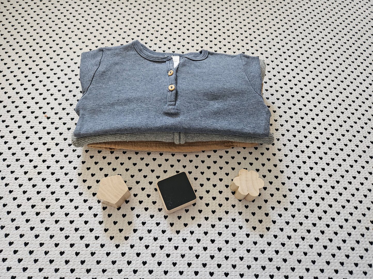 Minis Junge | Set: Langarmshirt, Strickjacke mit Kapuze und Sommerhose, Gr. 86