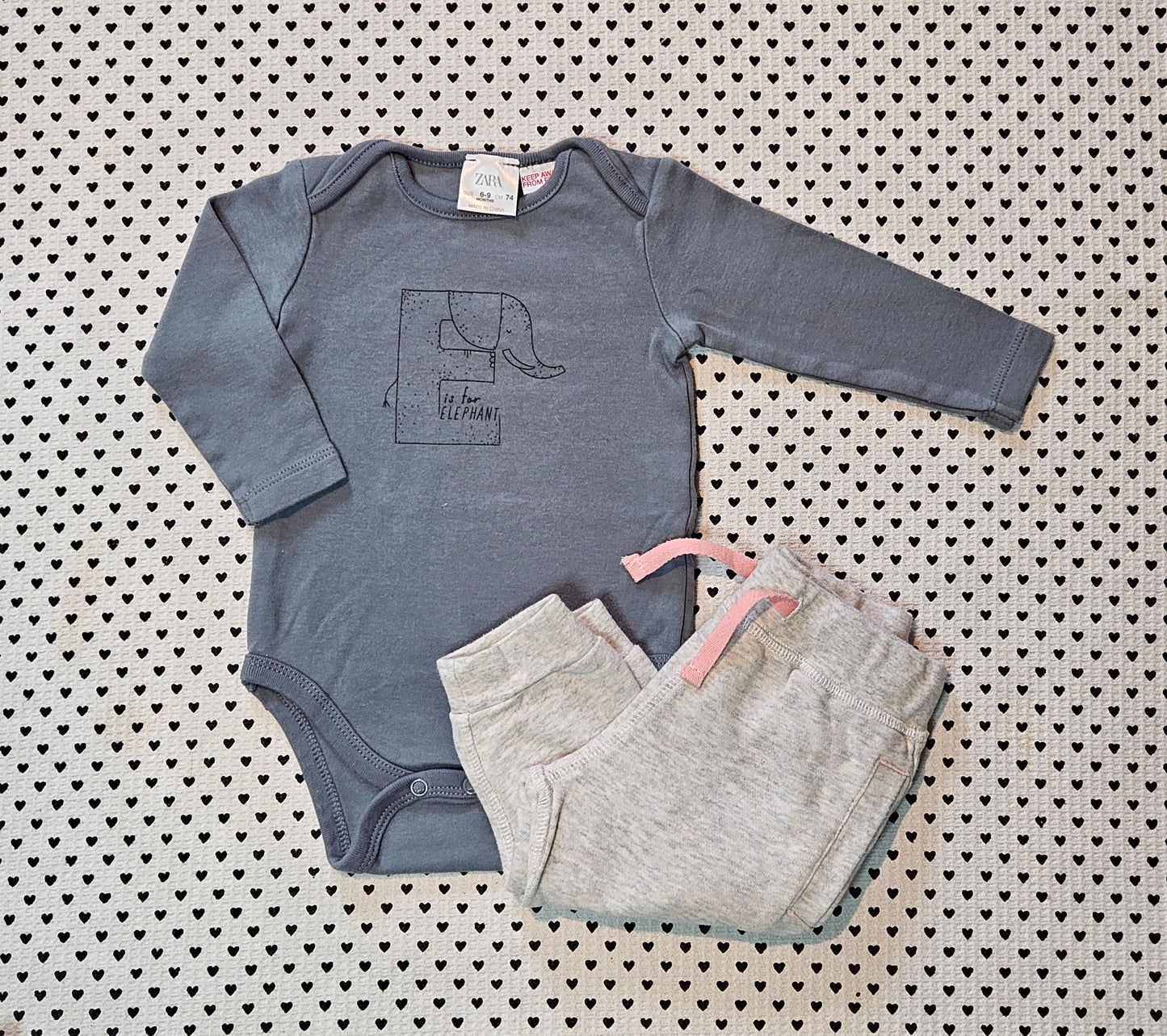 Minis Mädchen | 4-tlg. Kleiderset: Body von Zara, Pyjama von Name it und Trainerhose von Smile, Gr. 74