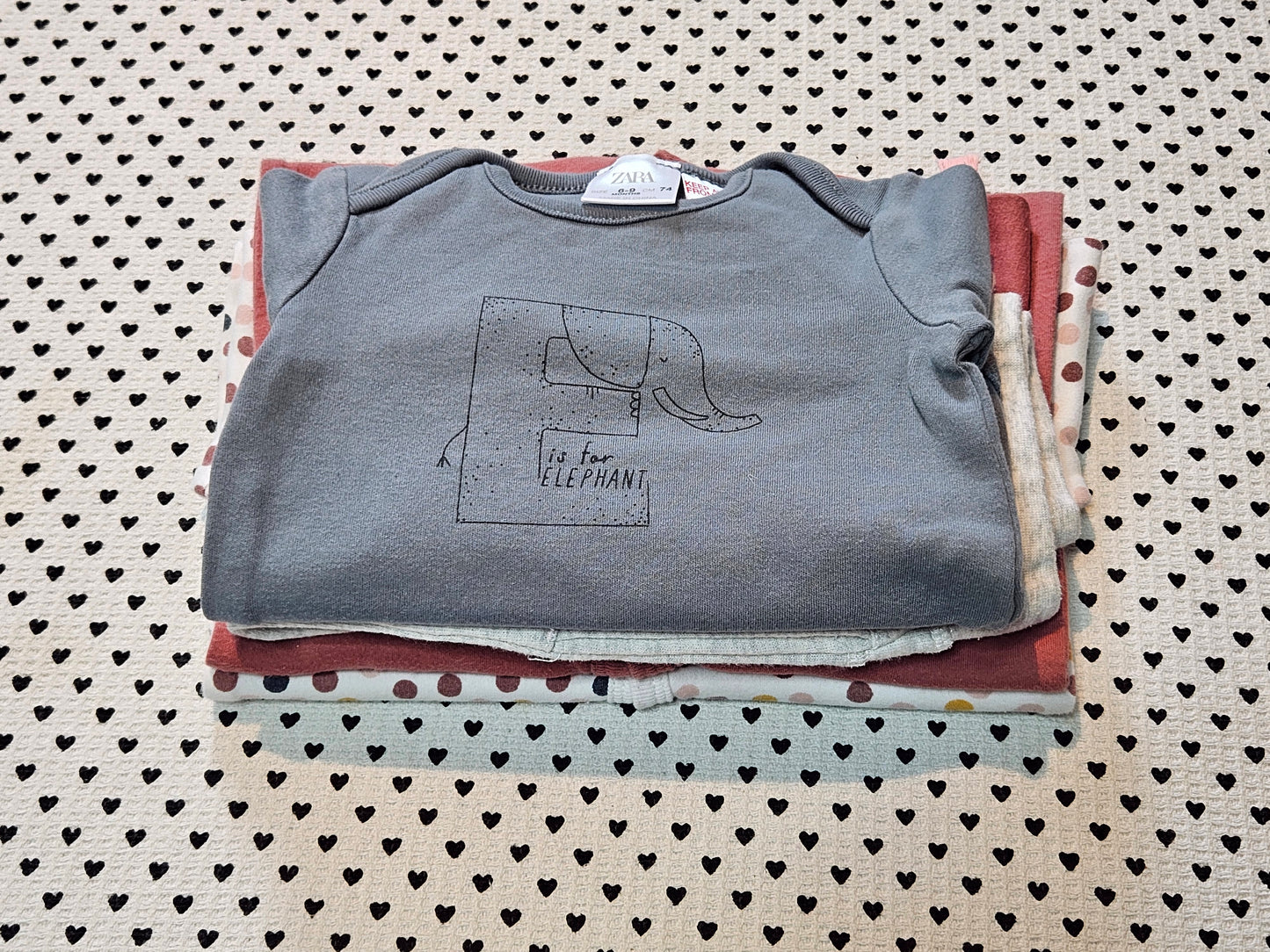 Minis Mädchen | 4-tlg. Kleiderset: Body von Zara, Pyjama von Name it und Trainerhose von Smile, Gr. 74