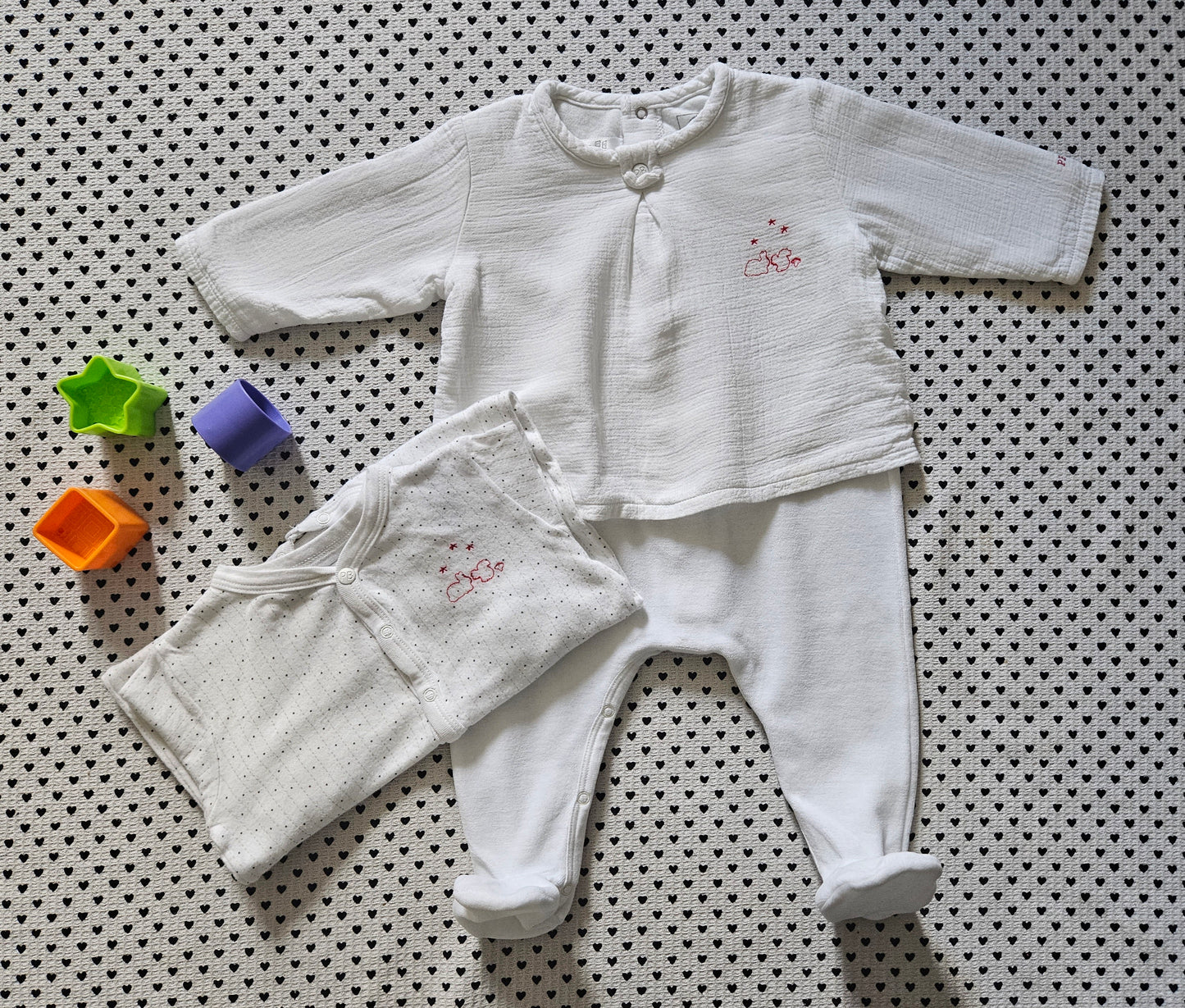 Minis Mädchen | Set: Pyjama und Strampler/Einteiler von Petit Bateau, Gr. 68