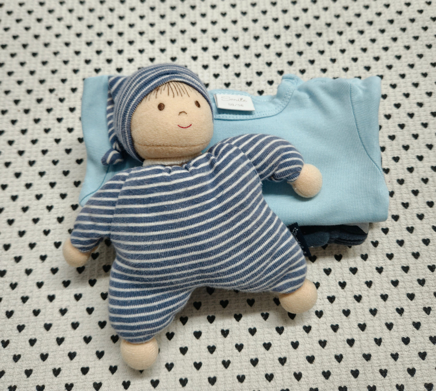 Minis Junge | 3-tlg. Set: Body (Smile), Trainerhose (La Redoute), Puppe von Sterntaler, Gr. 50/56