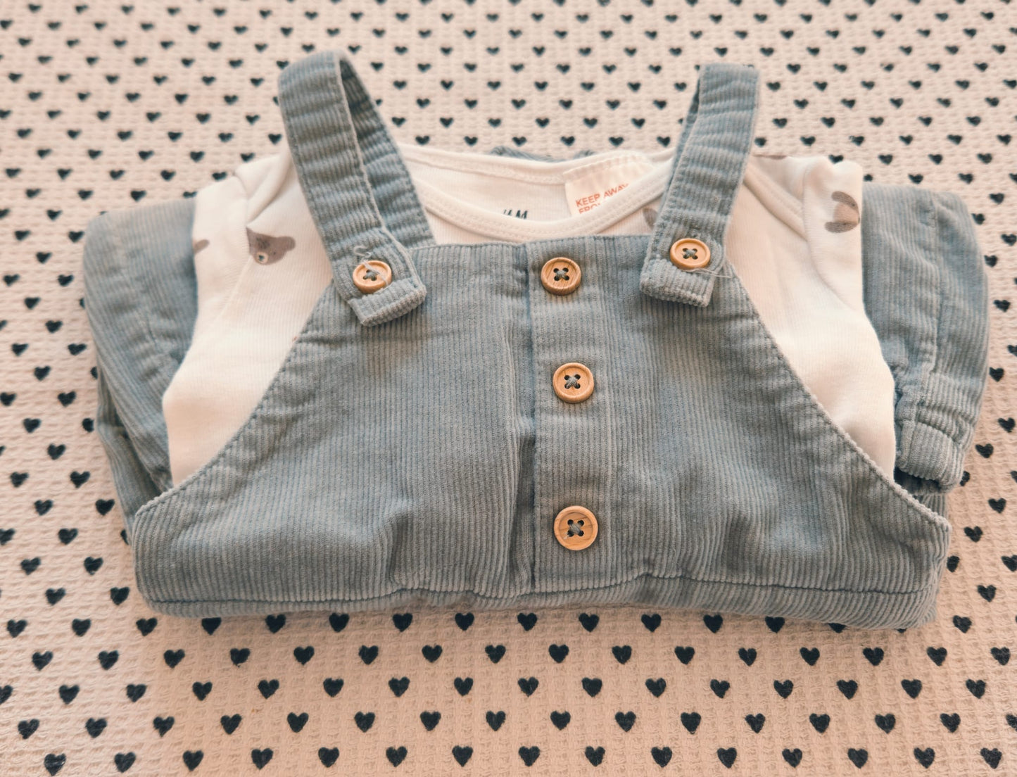 Minis Junge | Unisex | 2-tlg. Set: Body (H&M) und Cord-Latzhose (Zara), Gr. 56/62