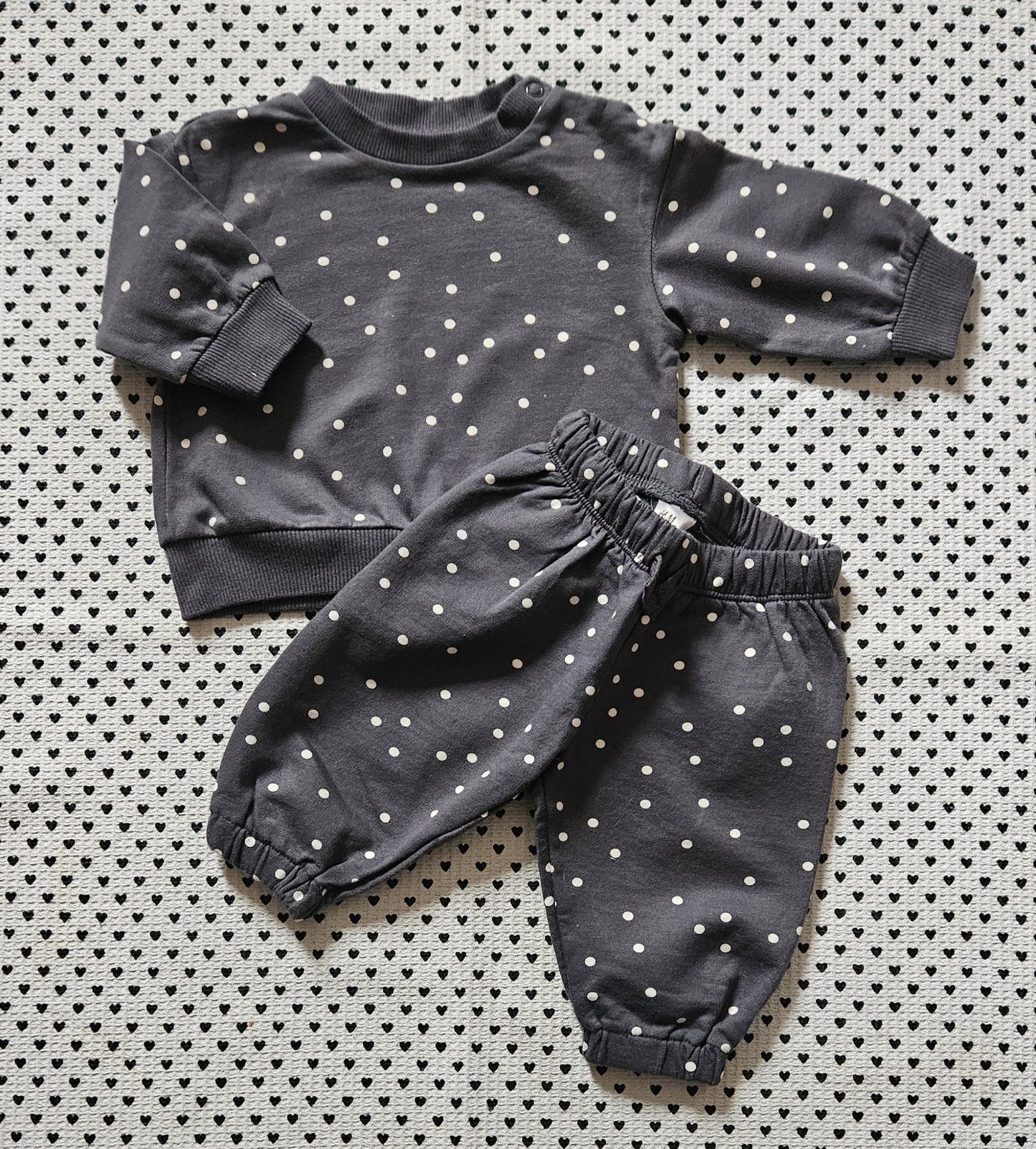 Minis Mädchen | 2-tlg. Set: Pullover und Trainerhose (beides H&M), Gr. 56