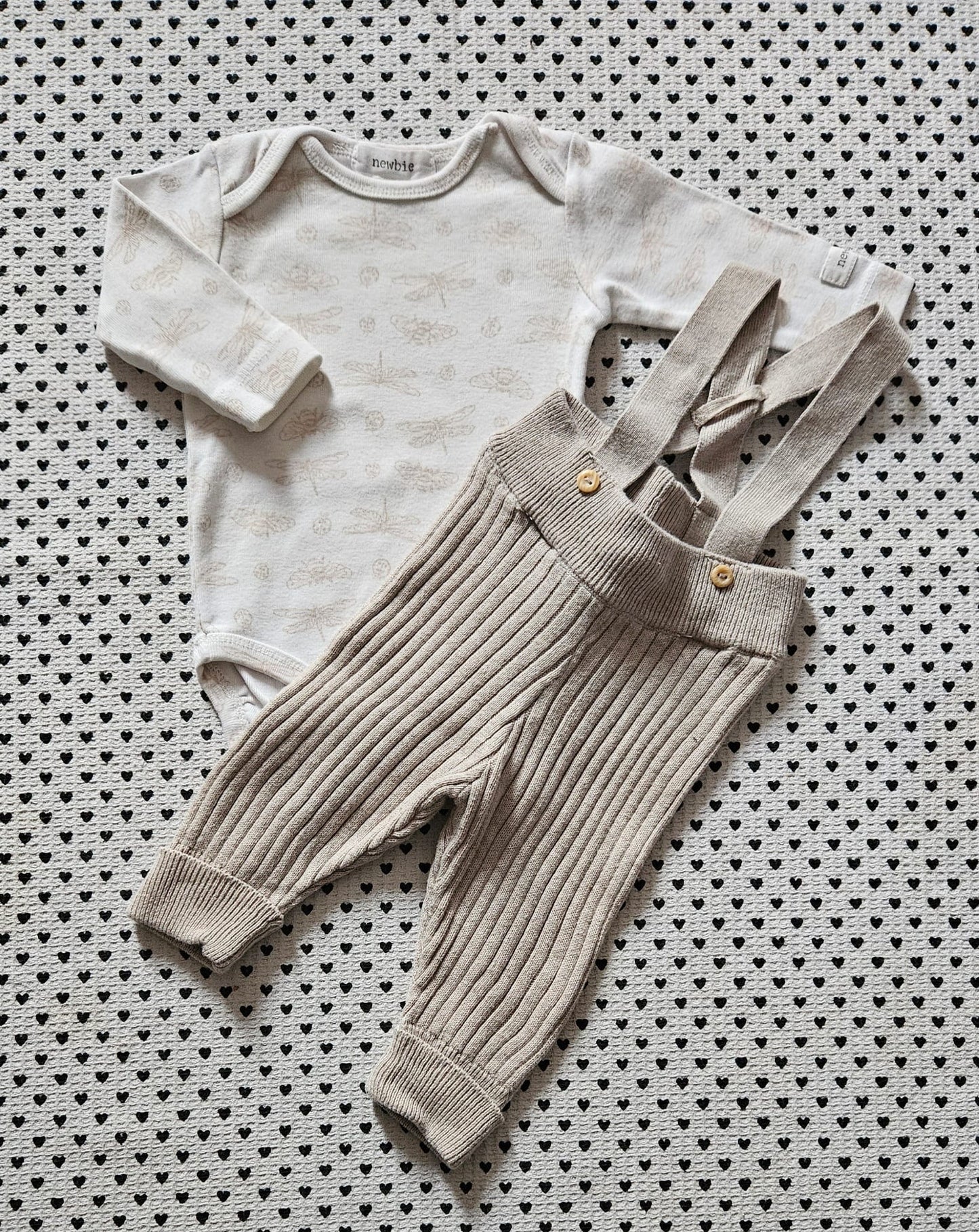 Minis Mädchen | 2-tlg. Set: Body (Newbie) und Strick-Latzhose (H&M), Gr. 56