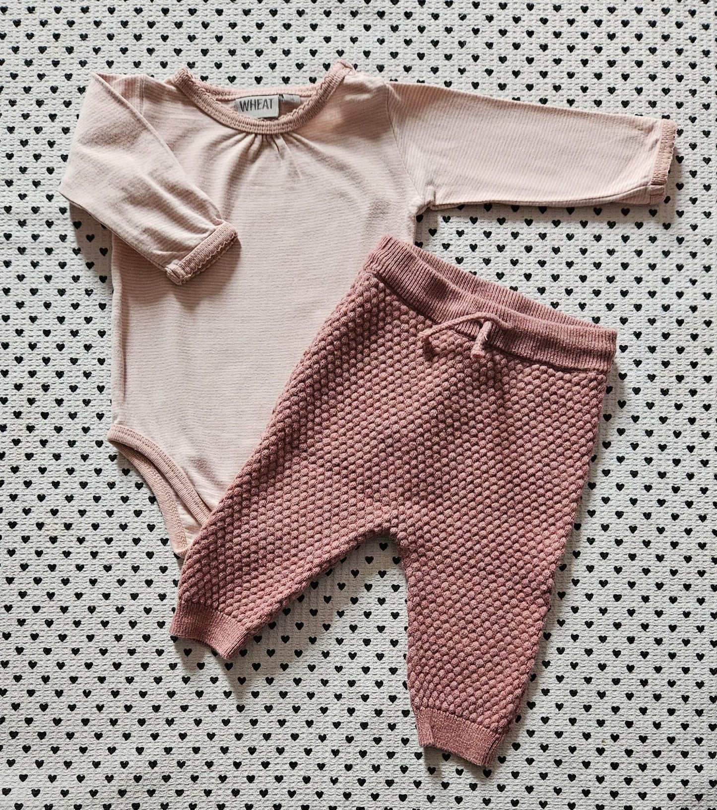 Minis Mädchen | 2-tlg. Set: Body (Wheat) und Strickhose (H&M), Gr. 56