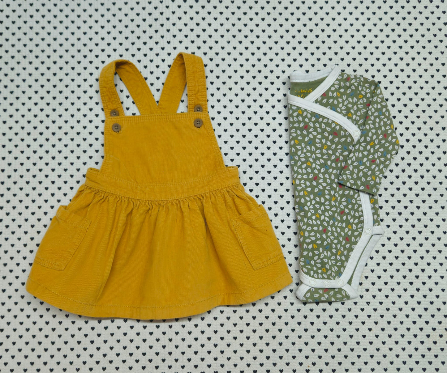 Minis Mädchen | 2-tlg. Set: Wickelbody (Growing every Day) und Cord-Latzkleid (F&F), Gr. 62/68
