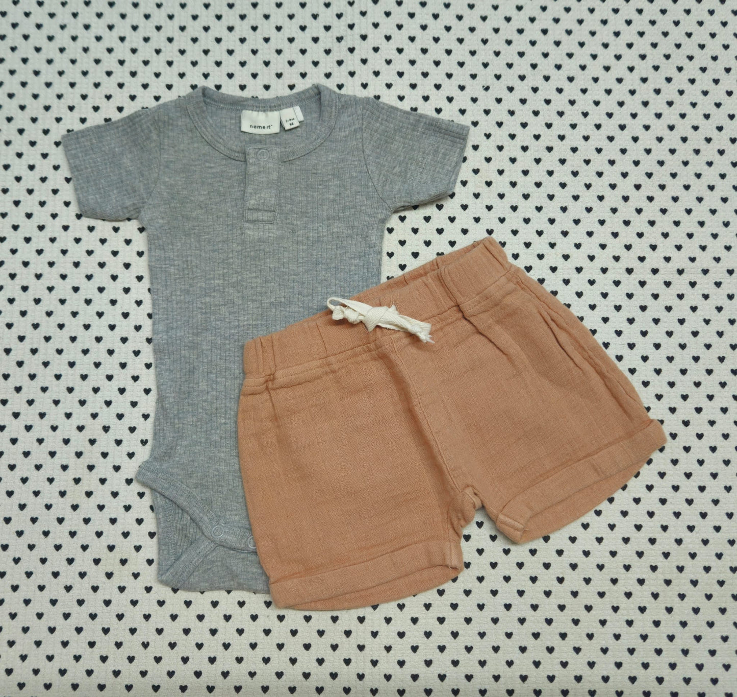 Minis Junge | Unisex | 2-tlg. Set: Body kurzarm (Name It) und Musselin-Shorts (Organic by Feldman), Gr. 62