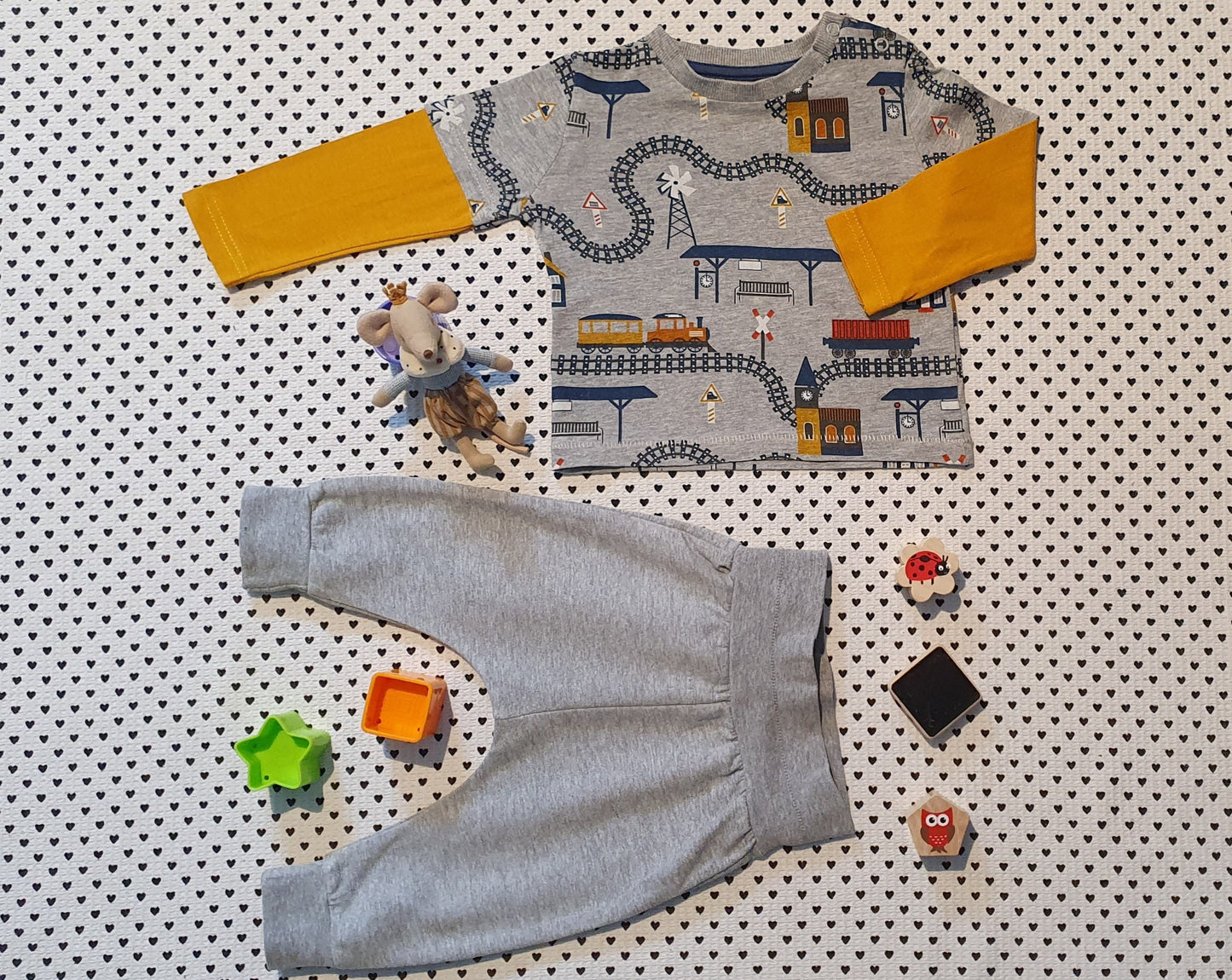Minis Junge | Kleiderset: Langarmshirt und Trainerhose, Gr. 68
