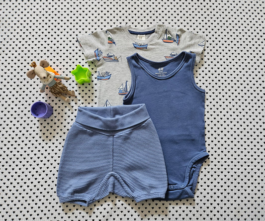 Minis Junge | 3-tlg. Set: Body ärmellos, T-Shirt, und Shorts, Gr. 80
