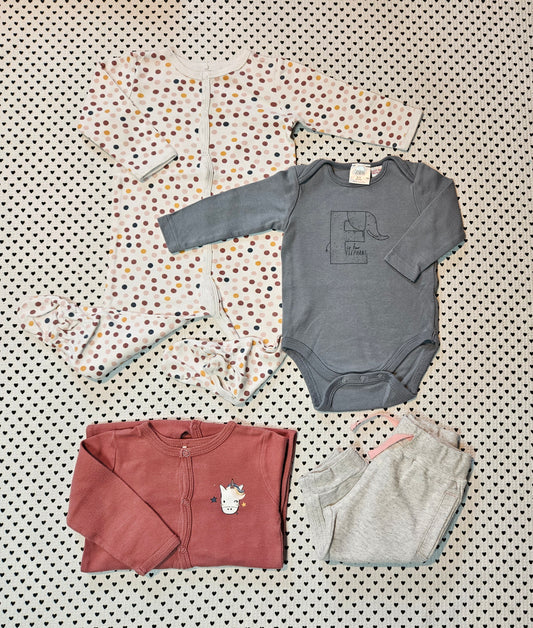 Minis Mädchen | 4-tlg. Kleiderset: Body von Zara, Pyjama von Name it und Trainerhose von Smile, Gr. 74