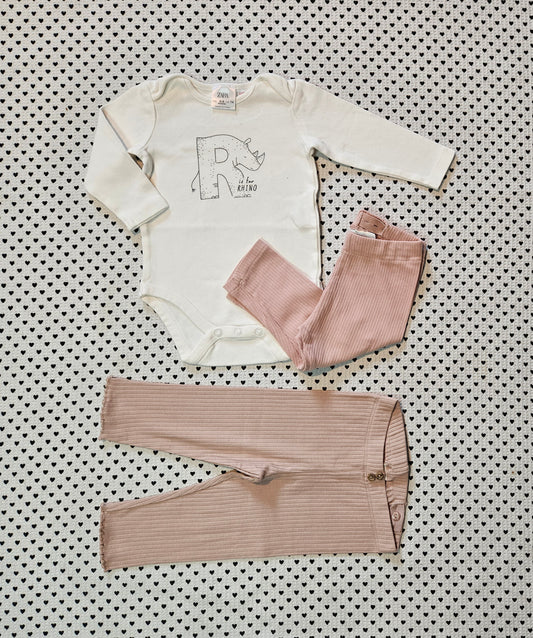 Minis Mädchen | 3-tlg. Kleiderset: Body von Zara, 2er-Pack Leggings von H&M gerippt, Gr. 74