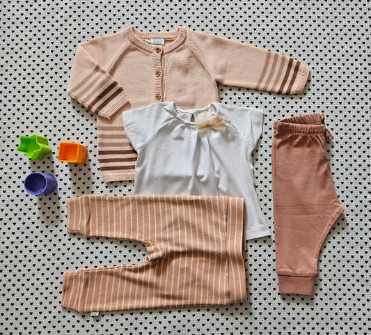 Minis Mädchen | 4-tlg. Set: T-Shirt, Strickjacke, Trainerhose und Leggings, Gr. 68