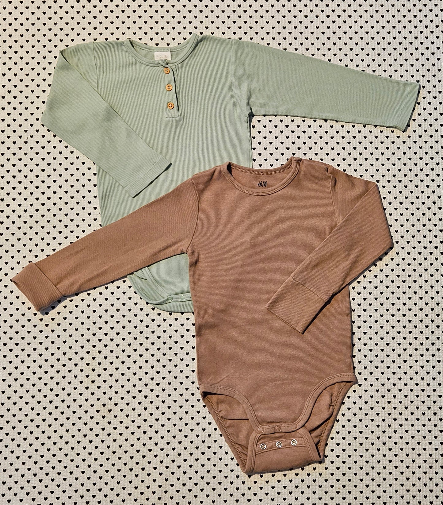 Kids | Junge | 2er-Pack: 1x Body von H&M (mitwachsend) und 1x Body von Smile mit Henley-Ausschnitt, Gr. 98/104