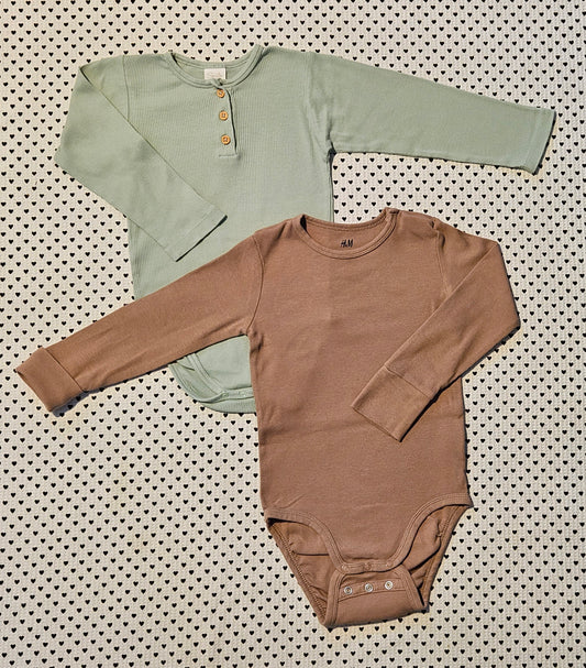 Kids | Junge | 2er-Pack: 1x Body von H&M (mitwachsend) und 1x Body von Smile mit Henley-Ausschnitt, Gr. 98/104