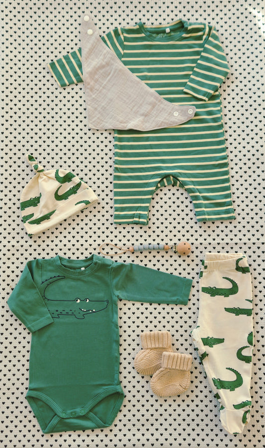Minis Junge | 7-tlg. Set: Body, Leggings, Einteiler, Mütze (alles von Name It), Finken und Nuggikette, Gr. 56