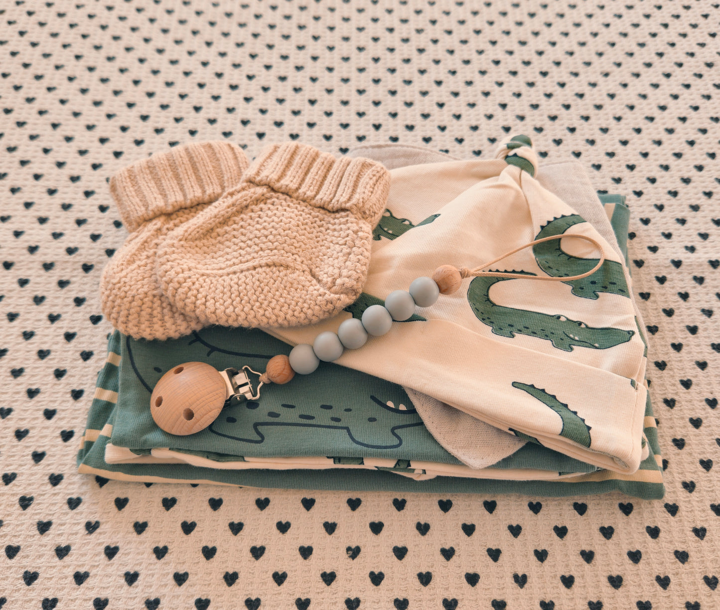 Minis Junge | 7-tlg. Set: Body, Leggings, Einteiler, Mütze (alles von Name It), Finken und Nuggikette, Gr. 56