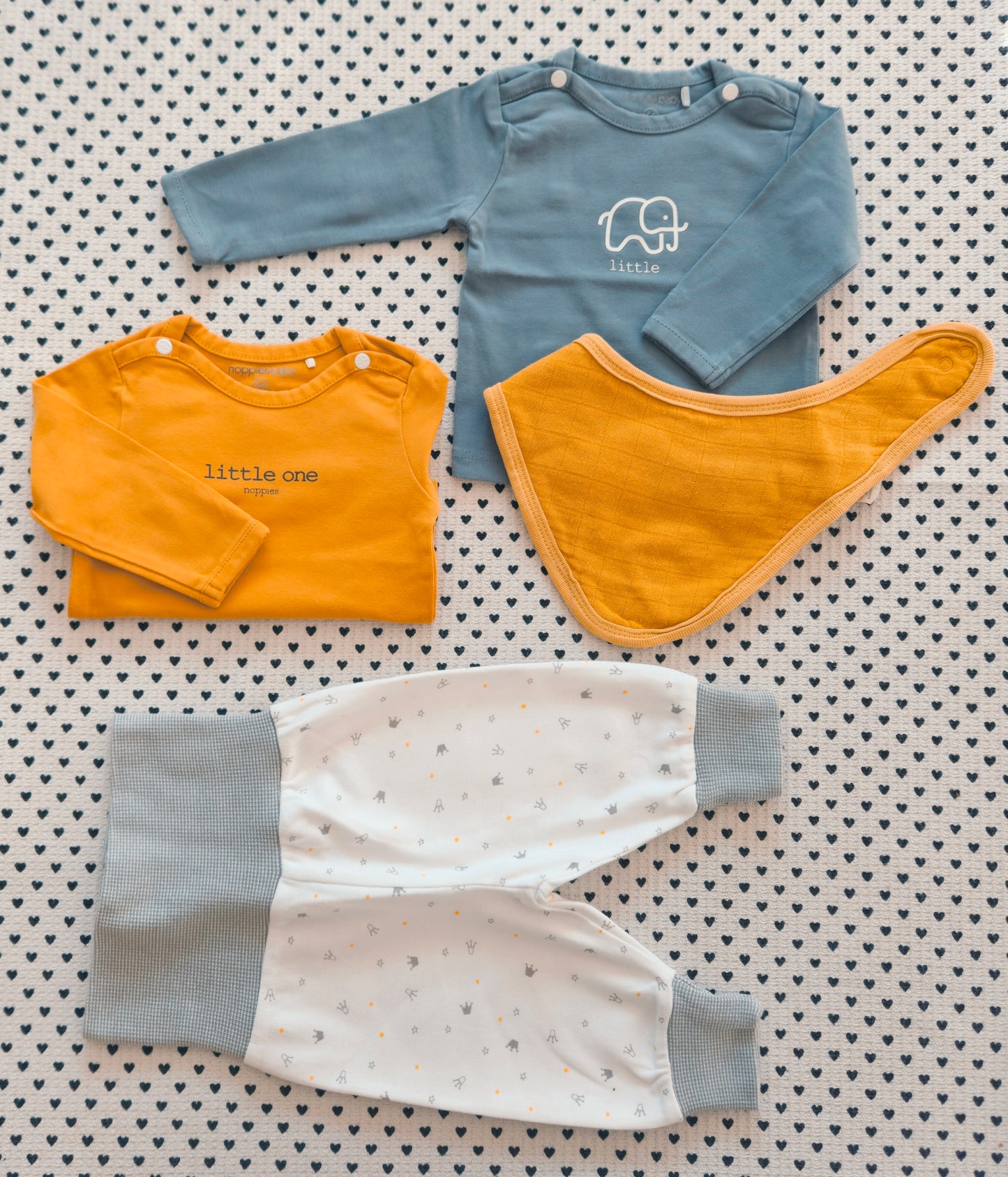 Minis Junge | 4-tlg. Set:  2x Langarmshirt (Noppies), Pumphose (People Wear Organic), Dreiecktuch (Alana), Gr. 50/56