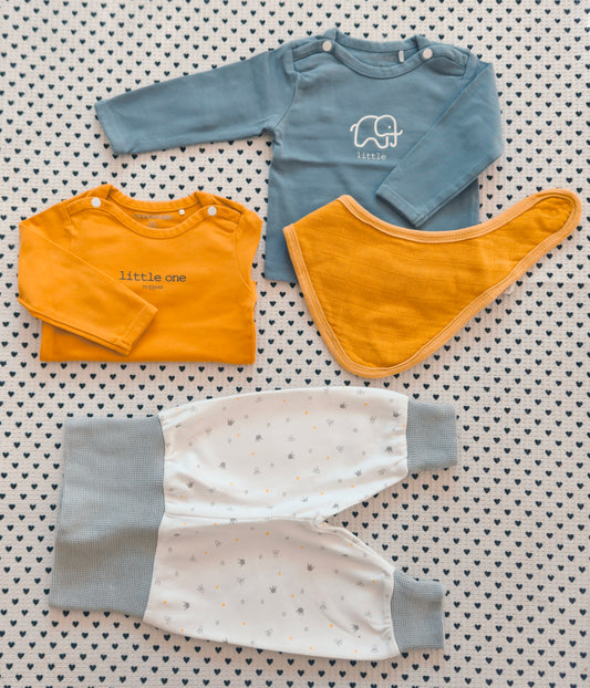 Minis Junge | 4-tlg. Set:  2x Langarmshirt (Noppies), Pumphose (People Wear Organic), Dreiecktuch (Alana), Gr. 50/56