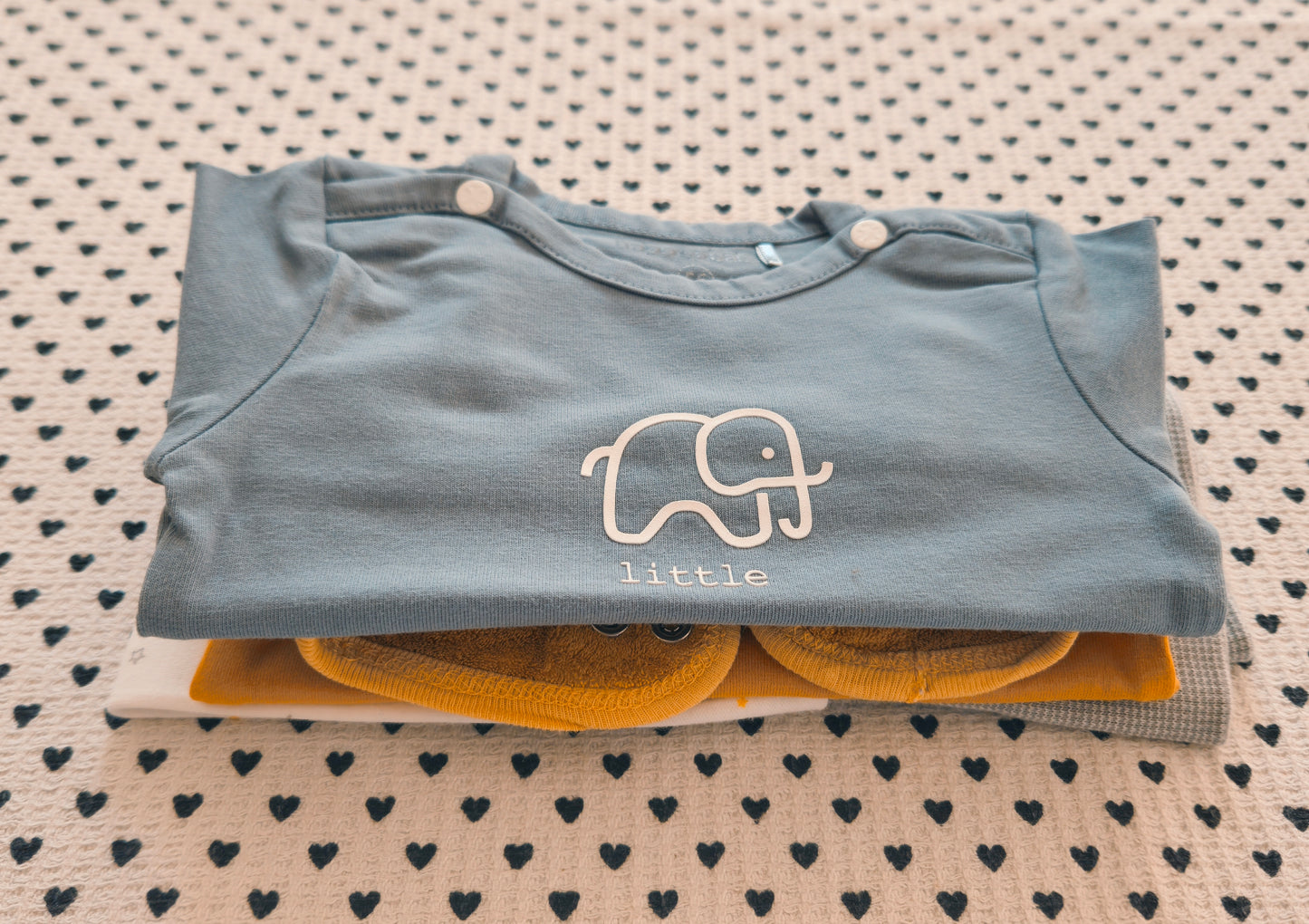 Minis Junge | 4-tlg. Set:  2x Langarmshirt (Noppies), Pumphose (People Wear Organic), Dreiecktuch (Alana), Gr. 50/56