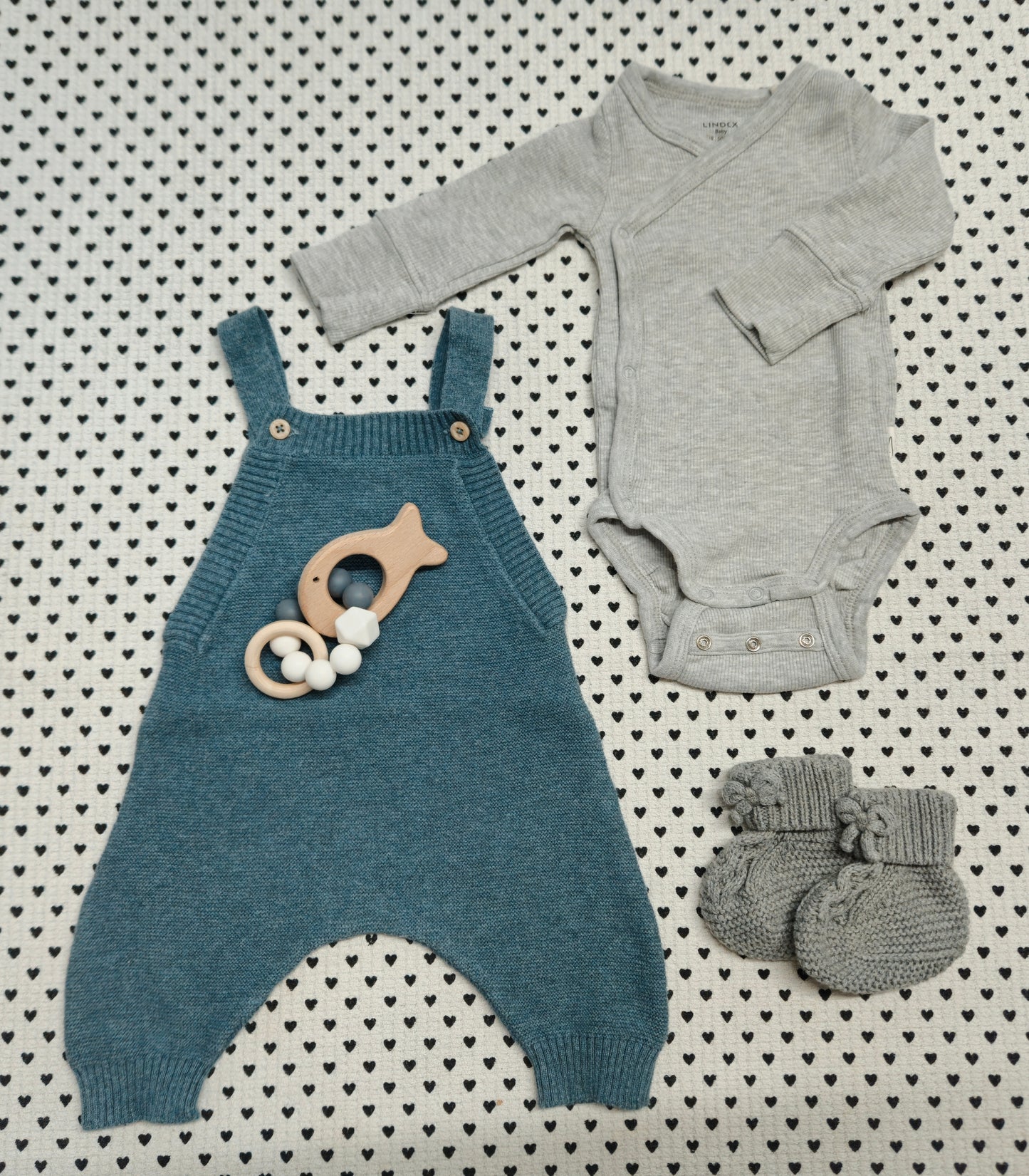 Minis Junge | 4-tlg. Set: Wickelbody (Lindex), Latzhose (Smile), Beiss- und Greifling und Strickfinken (Handmade), Gr. 50/56
