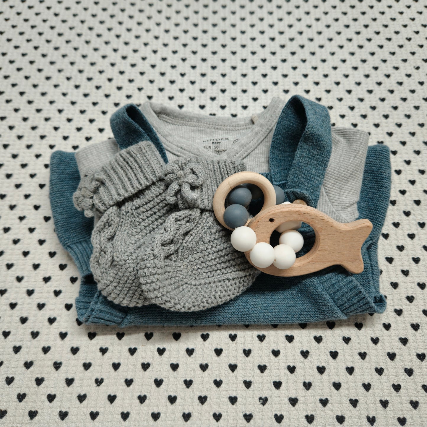 Minis Junge | 4-tlg. Set: Wickelbody (Lindex), Latzhose (Smile), Beiss- und Greifling und Strickfinken (Handmade), Gr. 50/56