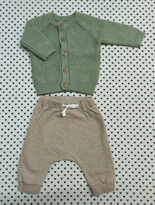 Minis Junge | Unisex | 2-tlg. Set: Strickjacke (C&A) und Trainerhose (H&M), Gr. 50