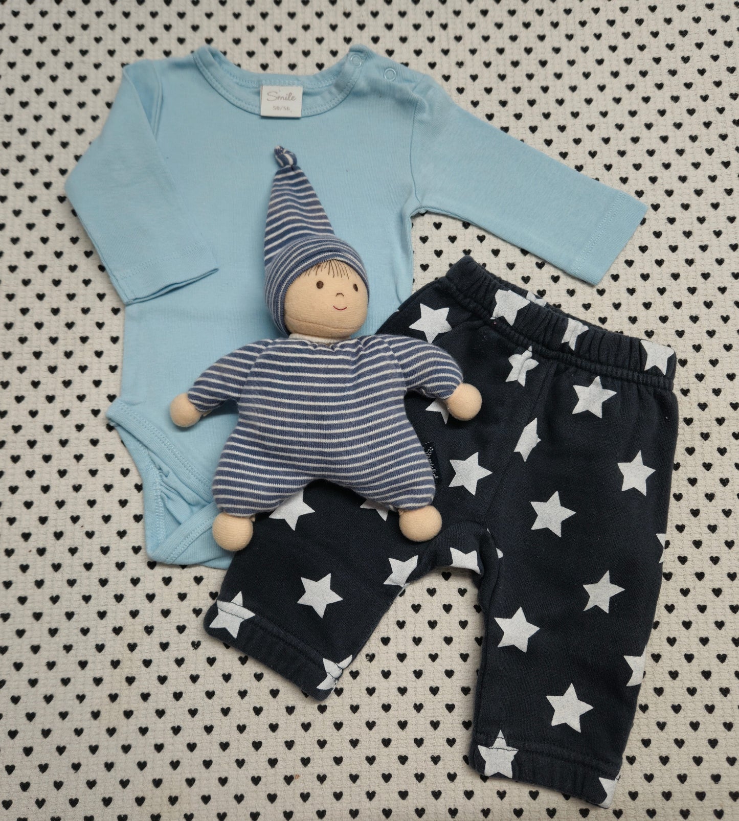 Minis Junge | 3-tlg. Set: Body (Smile), Trainerhose (La Redoute), Puppe von Sterntaler, Gr. 50/56