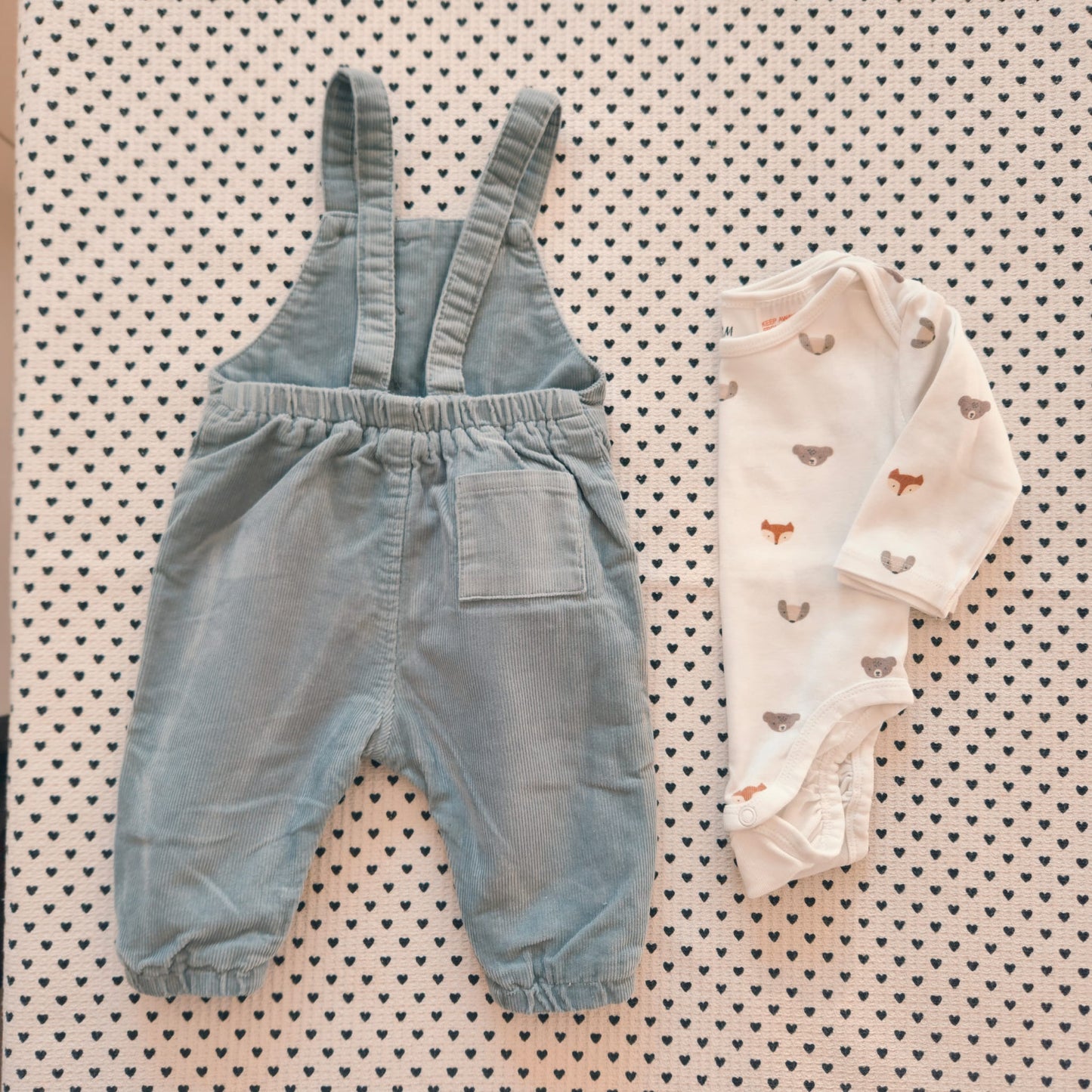 Minis Junge | Unisex | 2-tlg. Set: Body (H&M) und Cord-Latzhose (Zara), Gr. 56/62