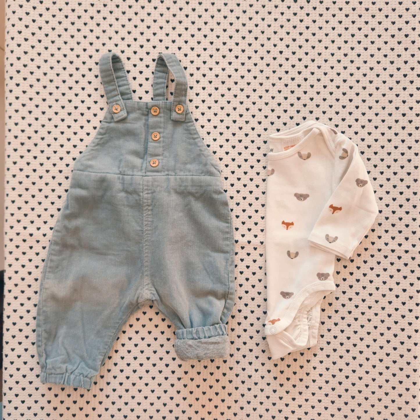Minis Junge | Unisex | 2-tlg. Set: Body (H&M) und Cord-Latzhose (Zara), Gr. 56/62