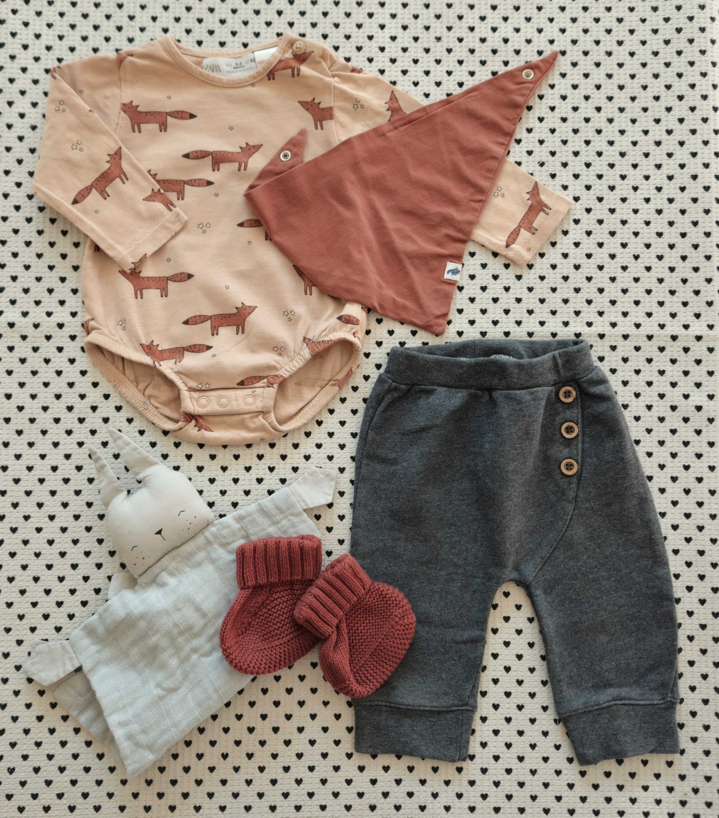 Minis Junge | Unisex | 5-tlg. Set: Body (Zara), Trainerhosen (Alana), Dreiecktuch (H&M), Finken (handmade) und Nuascheli (Fabelab), Gr. 56