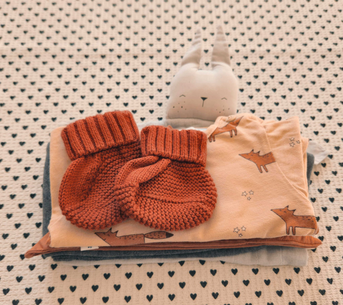 Minis Junge | Unisex | 5-tlg. Set: Body (Zara), Trainerhosen (Alana), Dreiecktuch (H&M), Finken (handmade) und Nuascheli (Fabelab), Gr. 56