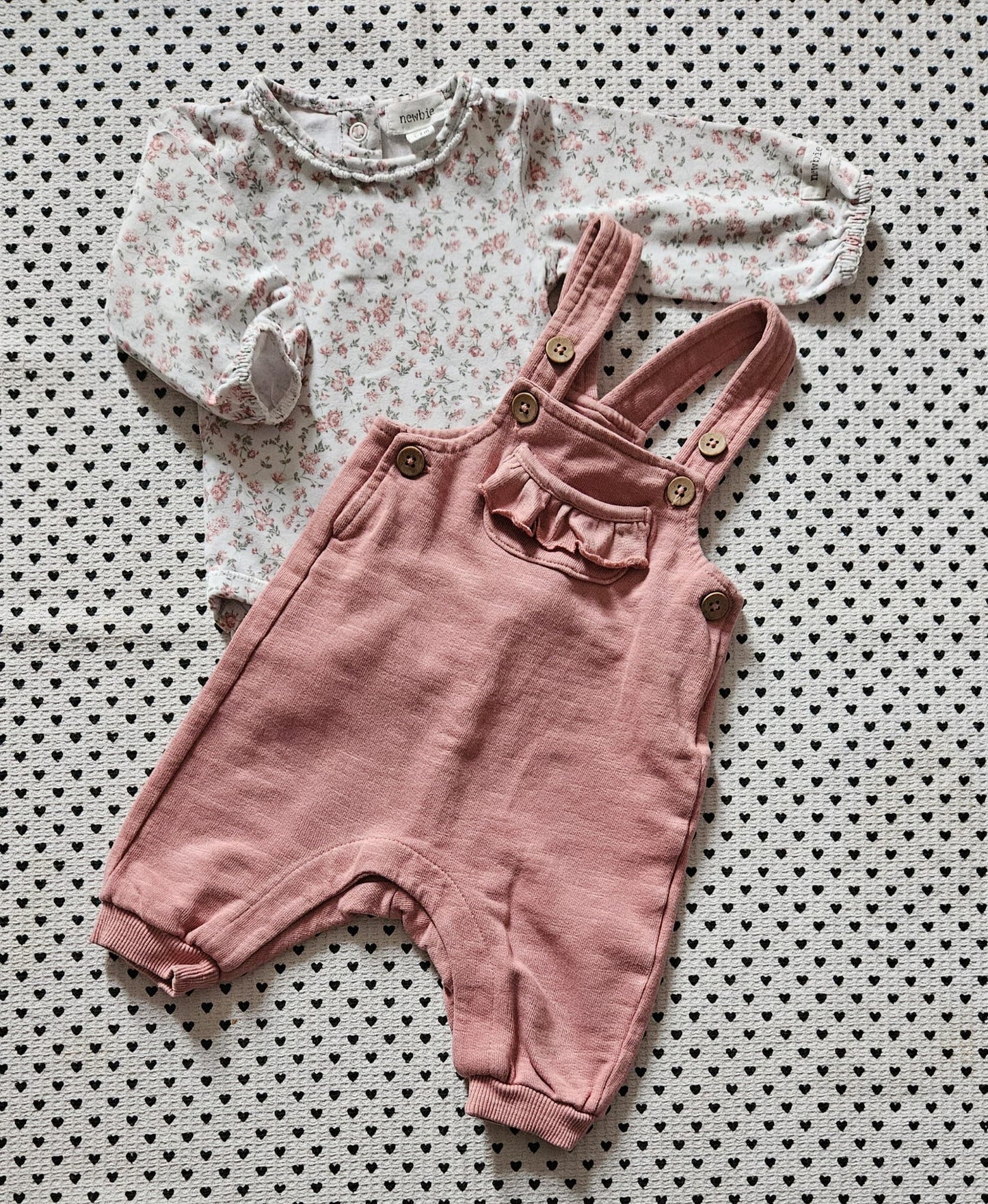 Minis Mädchen | 2-tlg. Set: Body und Latzhose (beides Newbie), Gr. 56