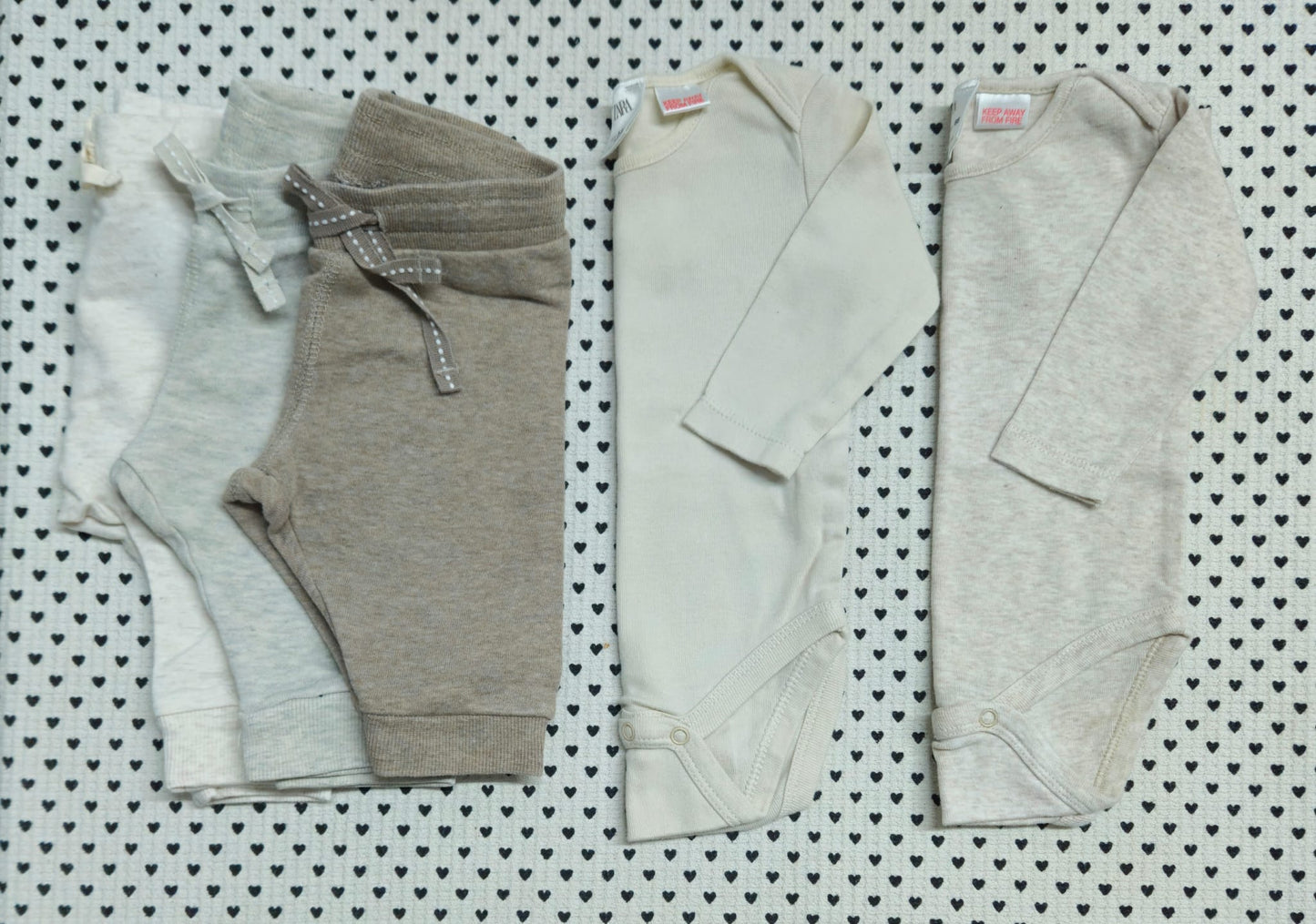 Minis Junge | Unisex | 5-tlg. Kleiderset, 2x Body (Zara), 3x Trainerhose (H&M), Gr. 62