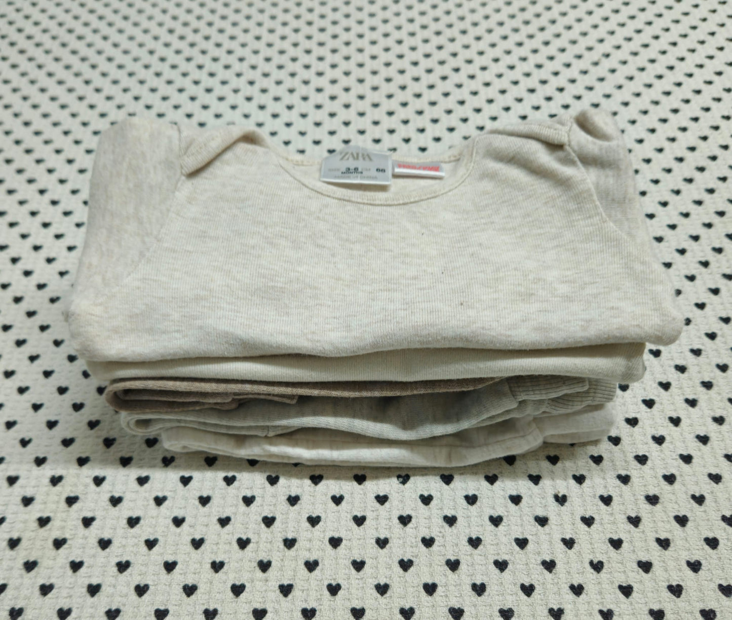 Minis Junge | Unisex | 5-tlg. Kleiderset, 2x Body (Zara), 3x Trainerhose (H&M), Gr. 62