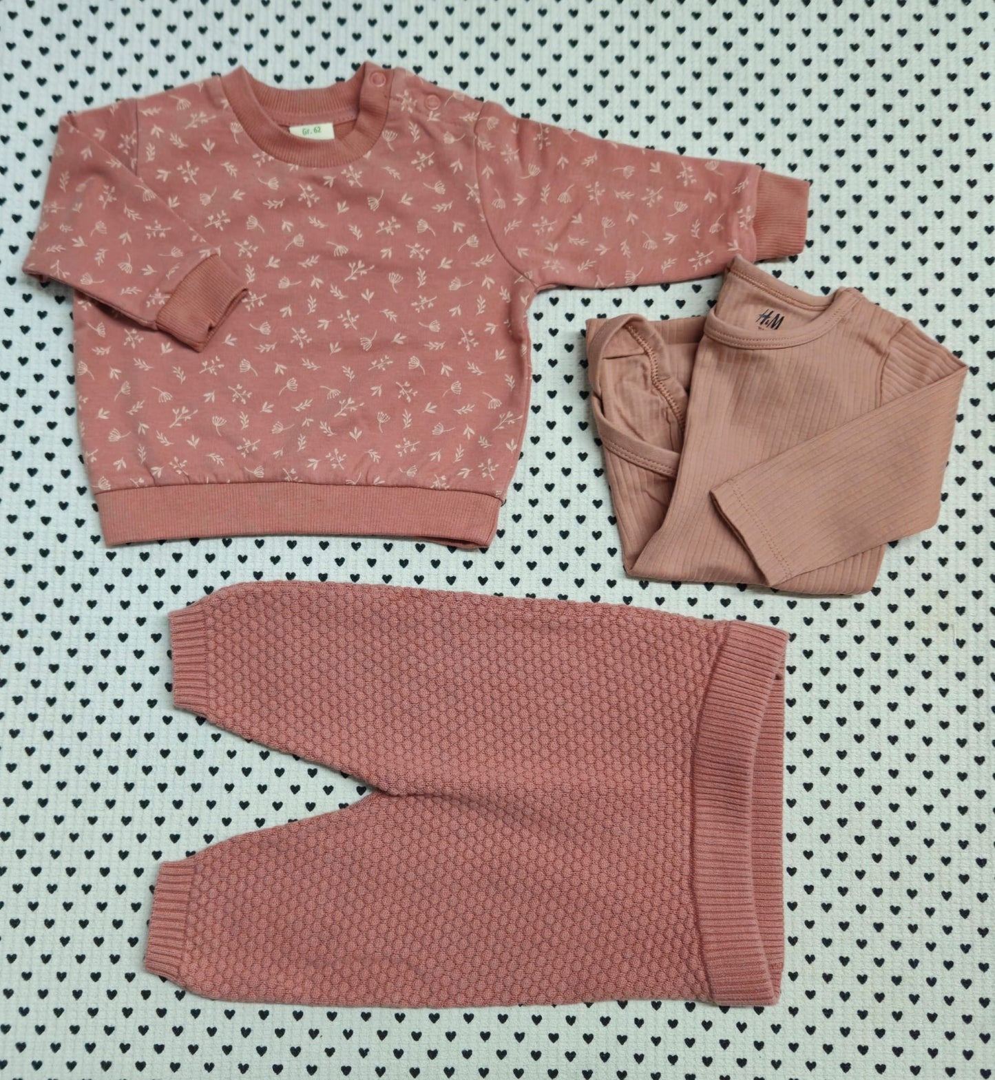 Minis Mädchen | 3-tlg. Set: Pullover (Alana), Body (H&M), Strickhose (Alana), Gr. 62