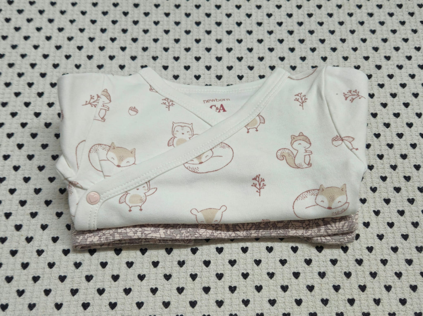 Minis Mädchen | 2-tlg. Set: Wickelbody (C&A) und Trainerhosen (H&M), Gr. 62