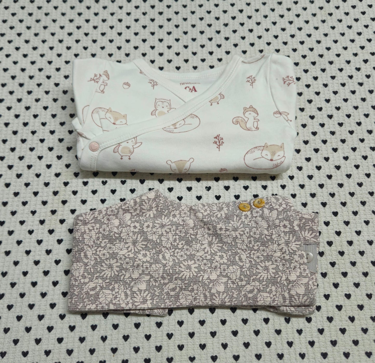 Minis Mädchen | 2-tlg. Set: Wickelbody (C&A) und Trainerhosen (H&M), Gr. 62