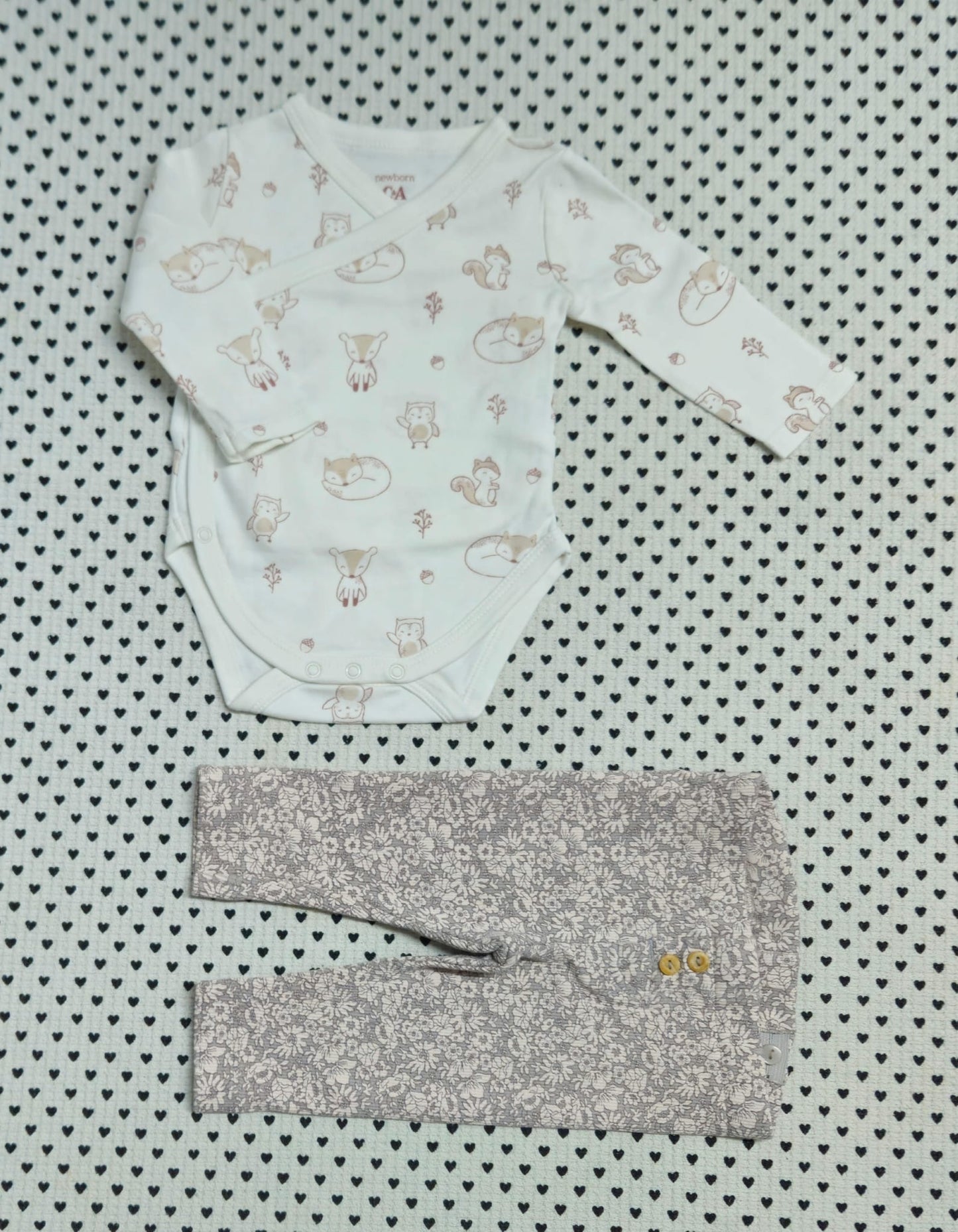 Minis Mädchen | 2-tlg. Set: Wickelbody (C&A) und Trainerhosen (H&M), Gr. 62