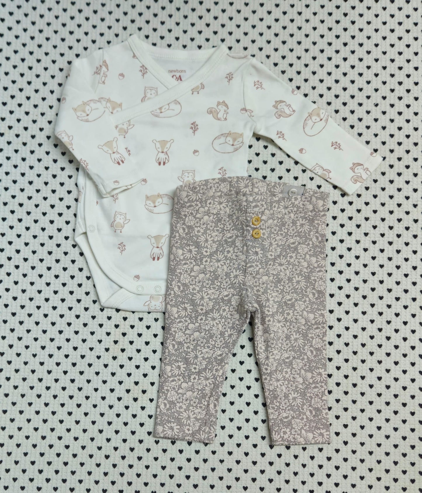 Minis Mädchen | 2-tlg. Set: Wickelbody (C&A) und Trainerhosen (H&M), Gr. 62