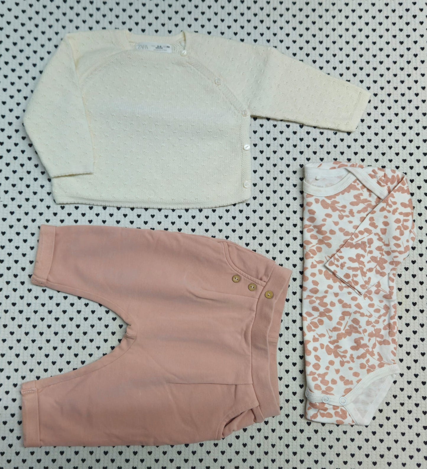 Minis Mädchen | 3-tlg. Set: Wickel-Pullover (Zara), Body (Name It), Trainerhose (Zara), Gr. 62