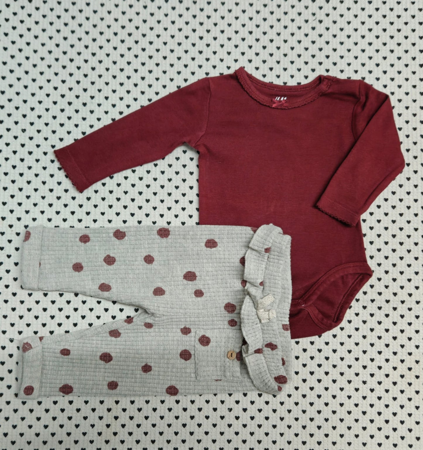 Minis Mädchen | 2-tlg. Set: Body (H&M) und Trainerhosen (Zara), Gr. 62
