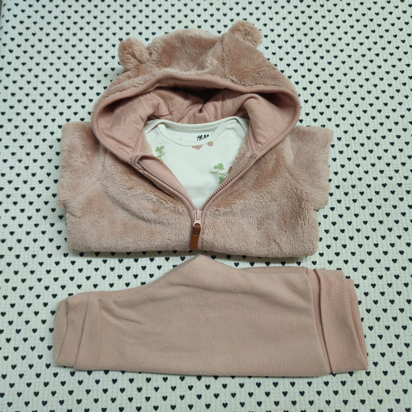 Minis Mädchen | 3-tlg. Set: Kapuzen-Fleecejacke, Body, Fleecehose (alles H&M), Gr. 62