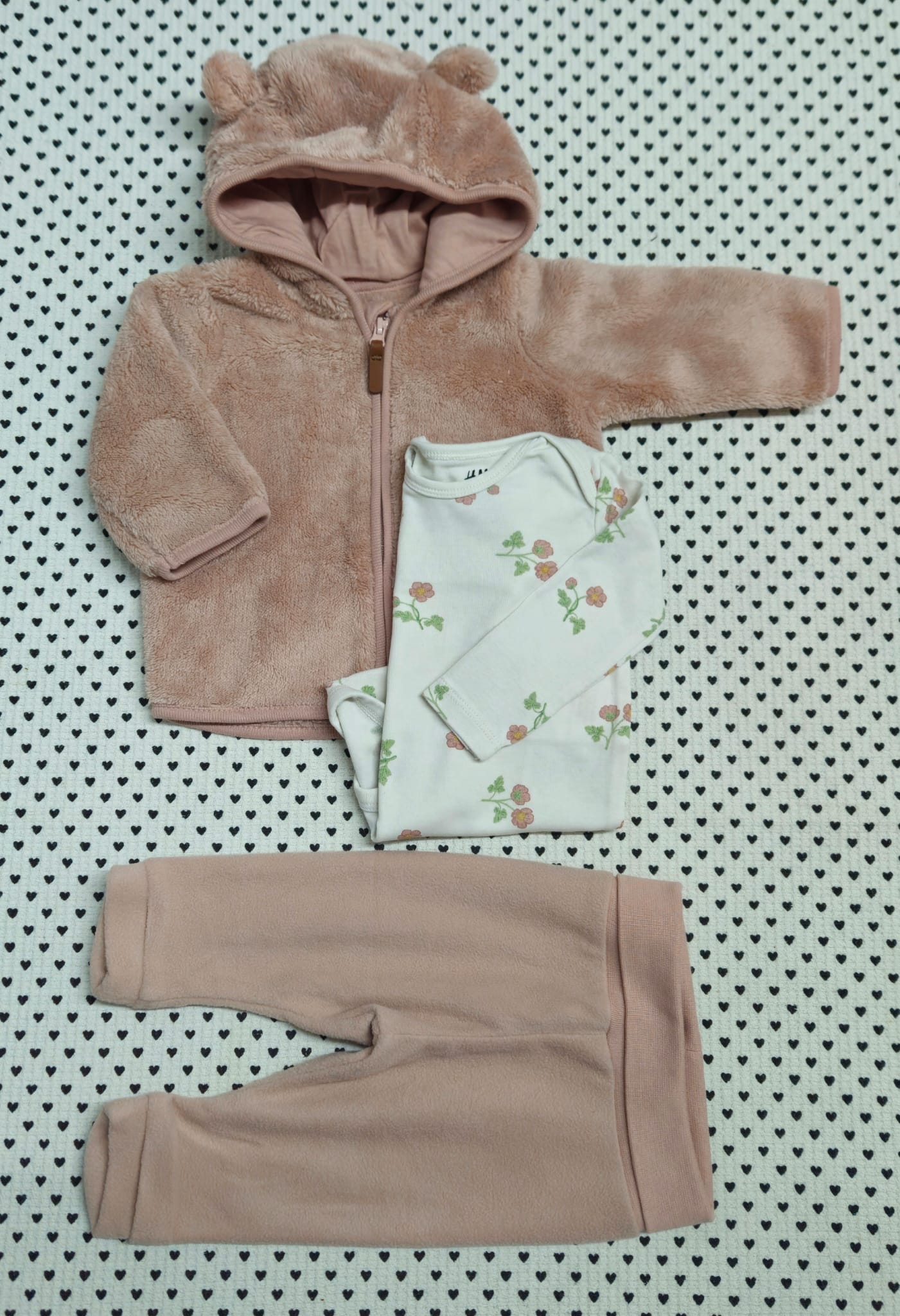 Minis Mädchen | 3-tlg. Set: Kapuzen-Fleecejacke, Body, Fleecehose (alles H&M), Gr. 62