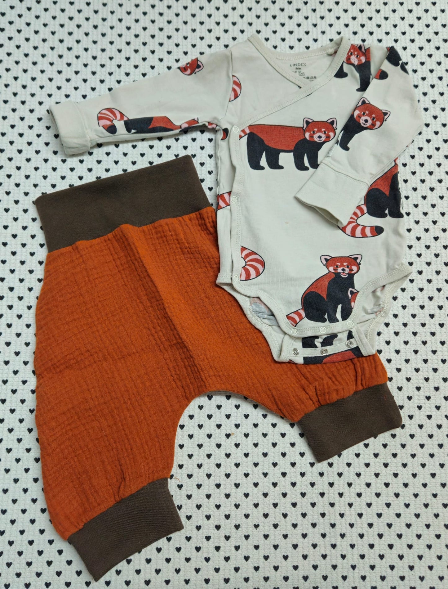 Minis Junge | Unisex | 2-tlg. Set: Wickelbody (Lindex) und Pumphose (Selfmade), Gr. 62/68