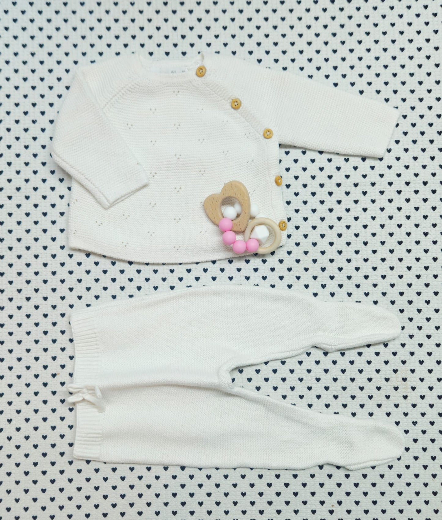 Minis Mädchen | 3-tlg. Set: Wickel-Strickjacke und Strickhose (Zara), Beiss- und Greifling (Handmade), Gr. 50/56