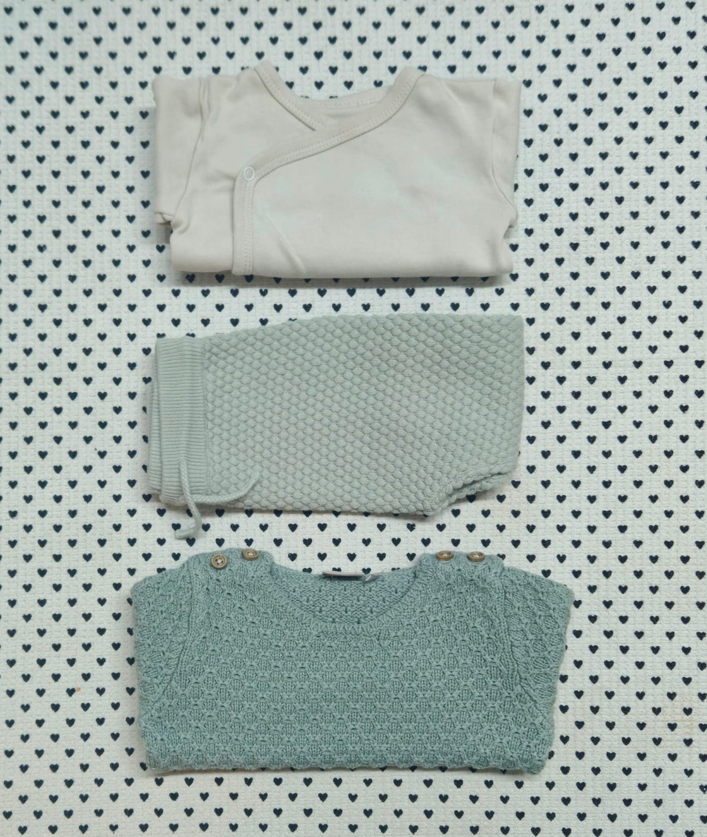 Minis Mädchen | 3-tlg. Set: Wickelbody (Manor), Strickpullover mit Wollanteil (Smile) und Strickhose (H&M), Gr. 56