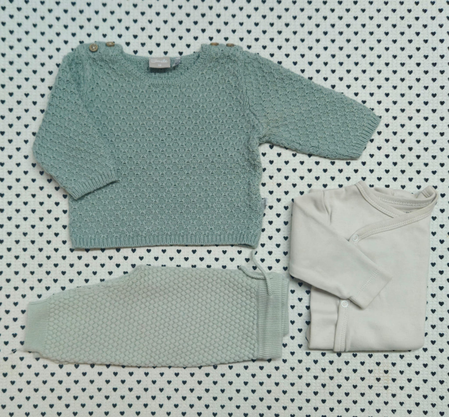 Minis Mädchen | 3-tlg. Set: Wickelbody (Manor), Strickpullover mit Wollanteil (Smile) und Strickhose (H&M), Gr. 56
