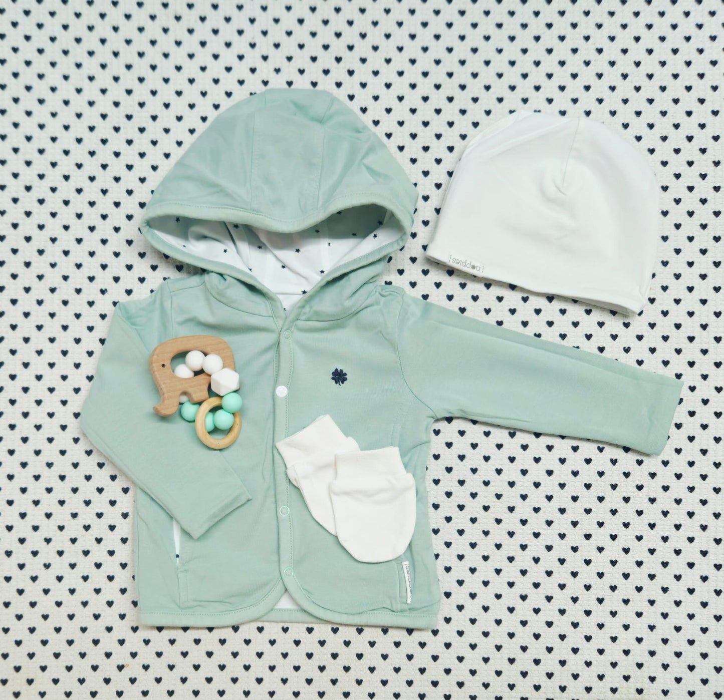Minis Junge | Unisex | 4-tlg. Set: Wende-Kapuzenjacke mit Wende-Mütze und Kratzfäustlinge (Noppies), Beiss- und Greifling (Handmade), Gr. 50/56