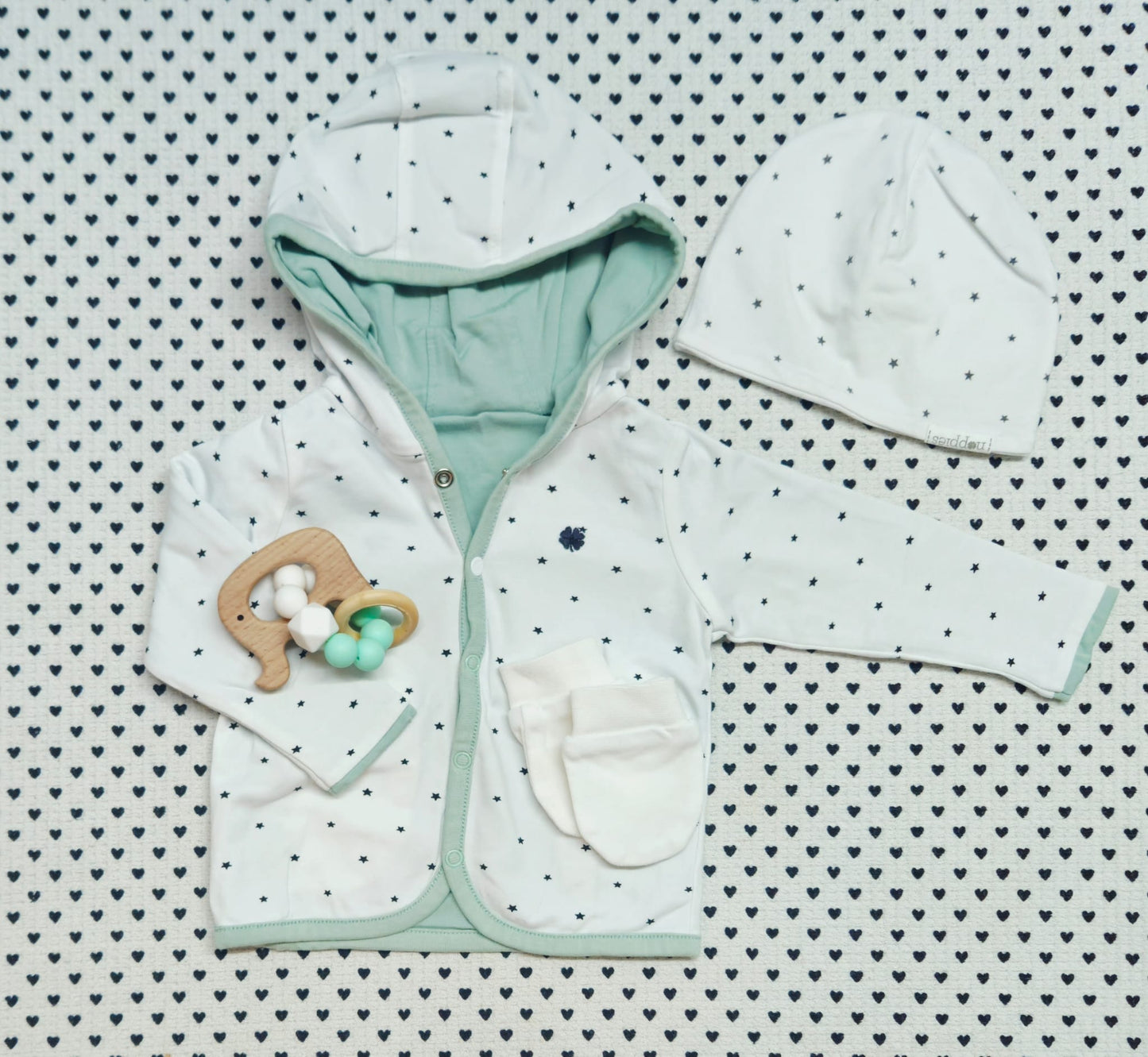 Minis Junge | Unisex | 4-tlg. Set: Wende-Kapuzenjacke mit Wende-Mütze und Kratzfäustlinge (Noppies), Beiss- und Greifling (Handmade), Gr. 50/56